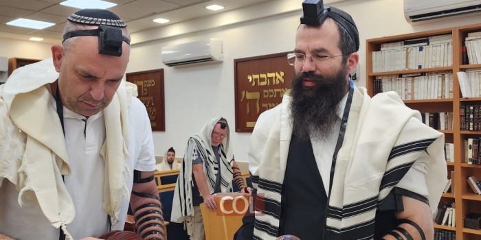ראש עיריית לוד יאיר רביבו השוהה בחופשה בעיר הדרומית אילת, קורא הבוקר בתורה בבית חב