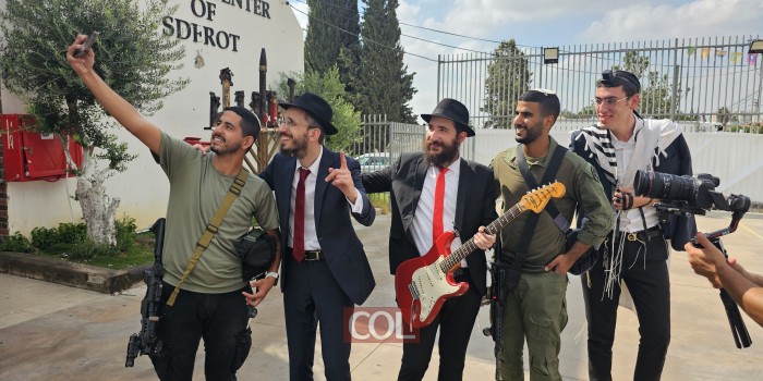 הזמרים שמחה פרידמן וברק גרוסברג, נצפו הבוקר בצילומים בבית חב