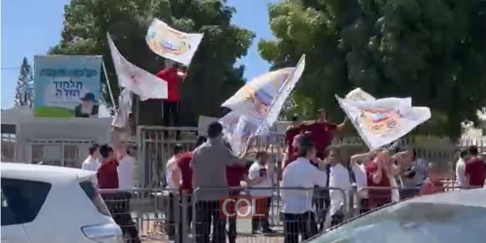 זאת לא הפגנה, רק שיר פרידה: מדריכי וחניכי 'גן ישראל' בכפר חב