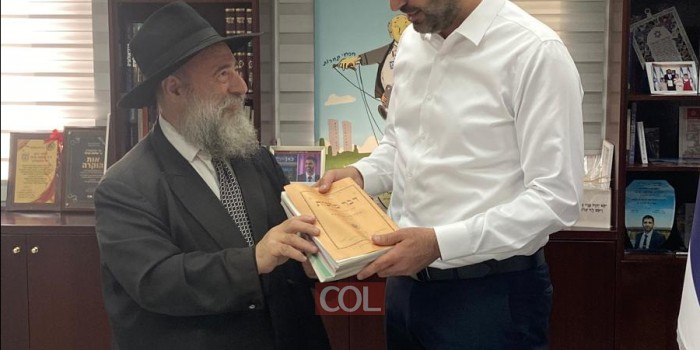 ר התקשורת שלמה קרעי יצר קשר עם השליח הרב מנחם מענדל וילהלם וביקש להשיג את חוברות 'דבר מלכות', השליח נרתם לעניין והגיע למסור לשר את החוברות לשבועות הקרובים. צפו: