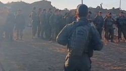 ככה מנצחים: וידאו מרגש של לוחמים לפני כניסה לעזה במבצע 'מרכבות גדעון', מניחים יד על הראש אחד לשני ובאהבת ישראל אומרים 'שמע ישראל' וברכת כהנים. תיעוד של 'עזר לחייל' המלווה את חיילי צה ככה מנצחים: וידאו מרגש של לוחמים לפני כניסה לעזה במבצע 'מרכבות גדעון', מניחים יד על הראש אחד לשני ובאהבת ישראל אומרים 'שמע ישראל' וברכת כהנים. תיעוד של 'עזר לחייל' המלווה את חיילי צה