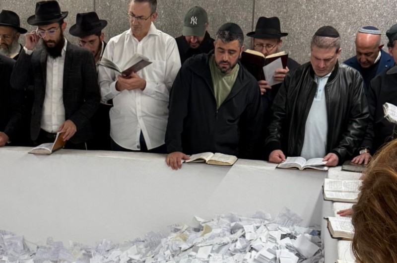 ברקע המצב בארץ הקודש: הזמר ישי ריבו תועד הלילה, מוצאי שבת, נושא תפילה להצלחת המערכה נגד צוררי ישראל, בציון הקדוש של הרבי. צילום: לאה ליפסקר