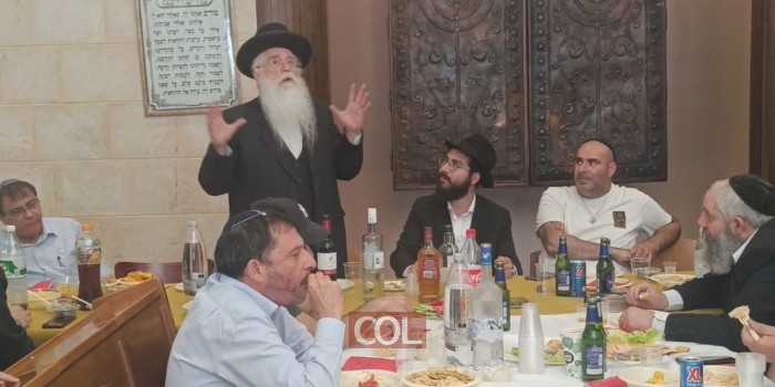 ג׳ תמוז: שר ירושלים ומסורת הרב מאיר פרוש משחזר באופן מטלטל את מאורעות היום לפני 31 שנה במהלך סעודת הילולא במתחם משרדו בירושלים • צפו