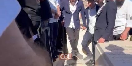 מנגנים בדמעות עם סתימת הגולל, על קברו הטרי של המוזיקאי החב