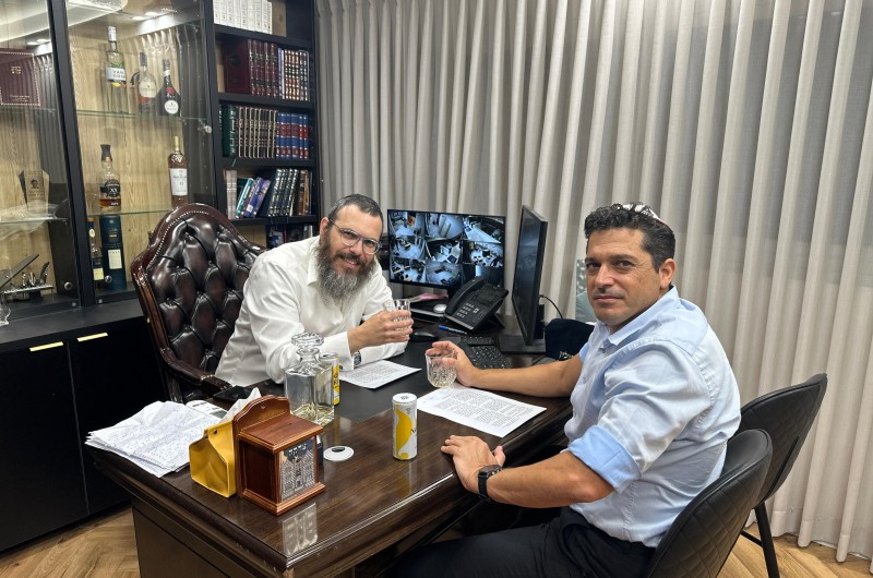 בממשלה חוגגים את חג הגאולה: אמש הגיע שר התפוצות עמיחי שיקלי למשרדו של רבו וה'חברותא' שלו, שליח הרבי בקטמון- המושבה הרב אור זיו, ללימוד 'ליקוטי שיחות' והתוועדות קצרה לרגל י
