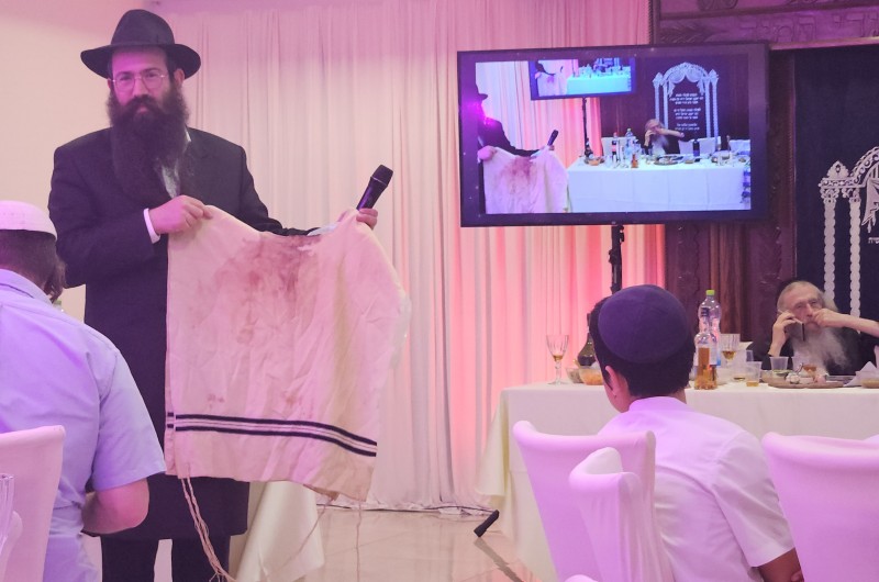 בערב התרמה להפצת שיעורי החסידות של המשפיע הגאון הרב מענדל וועכטר - הוצגה הציצית המוכתמת בדם, שדמו נשפך עליה באירוע התקיפה בשנת תשד
