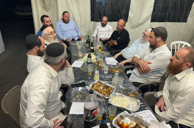 התוועדות חג הגאולה  י״ב - י״ג תמוז ב'פיצ׳ה שול'. מרתק בהתוועדות: ר' אהרן דב הלפרין, עורך שבועון 'כפר חב