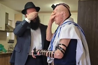 אחרי עשרות שנים שלא זכו במצווה: רבה של בולגריה ושליח חב
