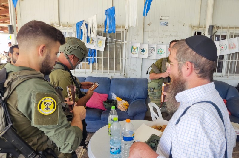  ר' שאול בן שחר ור' אריה הרטמן במבצע תפילין בצומת גוש עציון. המבצע קיבל משמעות מצמררת, ליד מקום הרצח של הקדוש שליו דביר רחמים הי