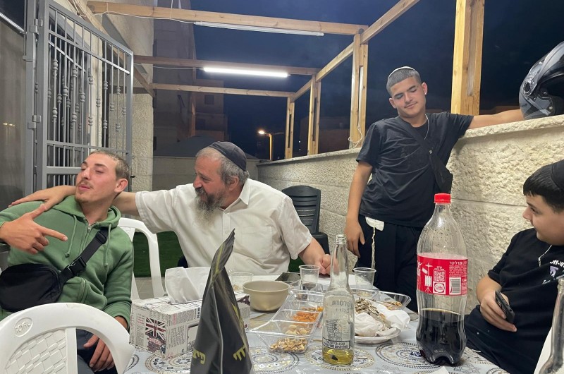 איש התקשורת החסידי ר' אורי רווח התוועד ב'ליל שישי חסידי' לנערים במרכז המסחרי בביתר, לרגל חג הגאולה. במסגרת פעילותו של השליח הרב פיני דייטש עם בני הנוער