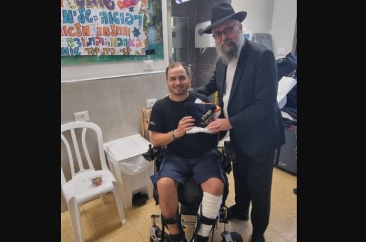 שובל שנפצע קשה בקרב עם מחבלים קיבל תפילין מצעירי חב