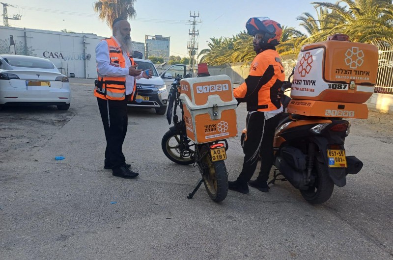 פועל צנח מגג בגובה 6 מטר ברחובות; השליח החובש הופיע