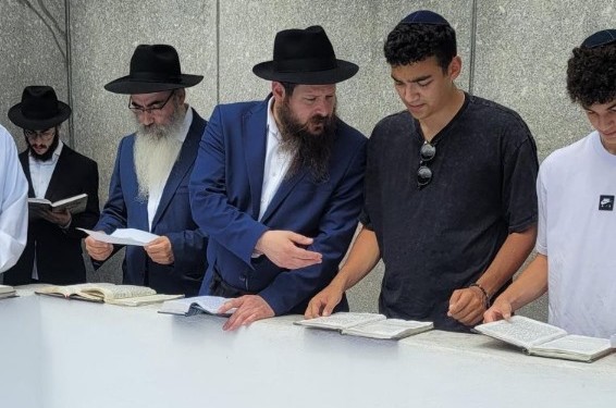 שורד השבי עידן אלכסנדר הגיע מלווה בהוריו ובשלוחים הרב מרדכי שיין, הרב יצחק גרשוביץ והרב יוסף גלוכובסקי מניו ג'רזי - לתפילה באוהל הק', חודשים אחרי שהוריו התפללו במקום עם הנשיא טראמפ