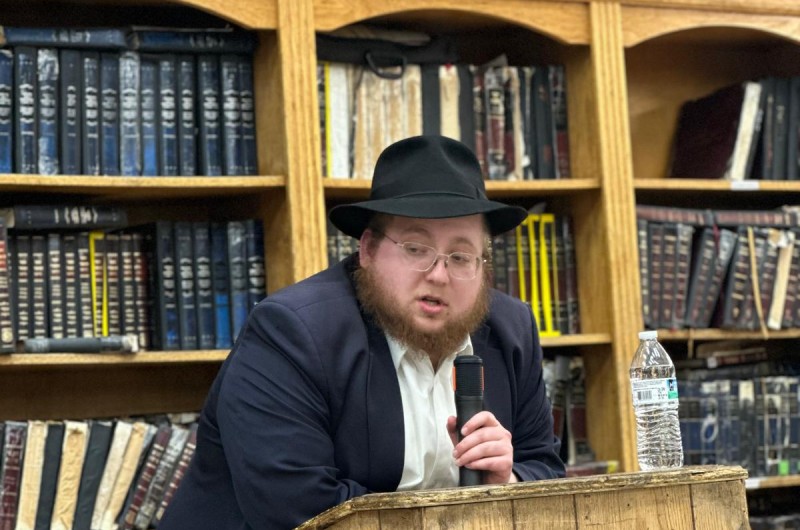 את השיעור השבועי בליל שישי לבחורי הישיבה ב'קבוצה' 770, מסר הת' מאיר לזרוב