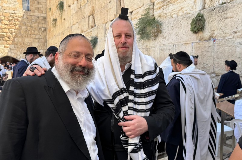 בר מצווה בכותל לת' ישראליק בנו של הרב יוסי ליפסקר משלוחי הרבי במוסקבה. משתתפים סב החתן הרב ברוך-בועז יורקוביץ', והרב יי