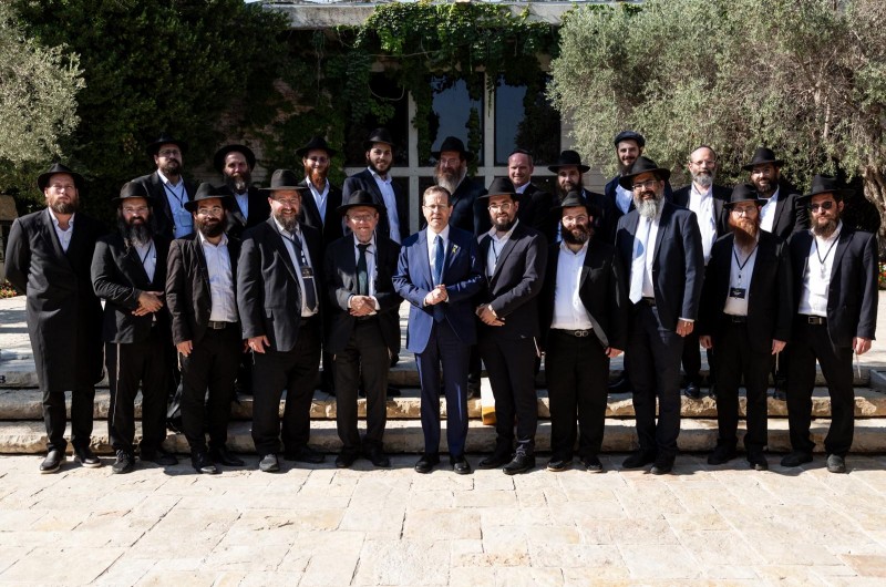 נשיא המדינה יצחק הרצוג אירח את משלחת רבני התפוצות. כמחווה הוענק לו ספר תניא בעל משמעות עמוקה - ספר שהודפס במיגונית בקיבוץ רעים, לע