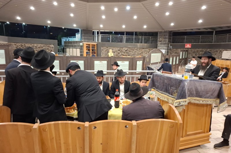 בקברו של הרמב