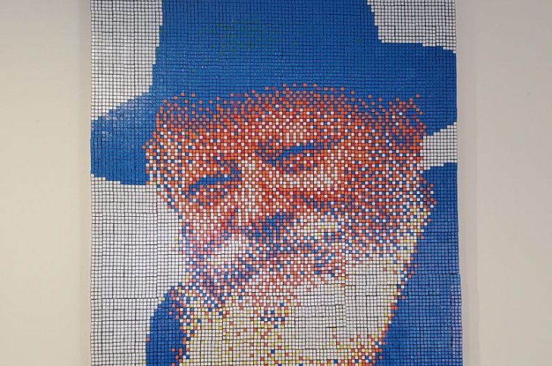3 אחים מקנדה יצרו: תמונת הרבי מ-1,540 קוביות הונגריות