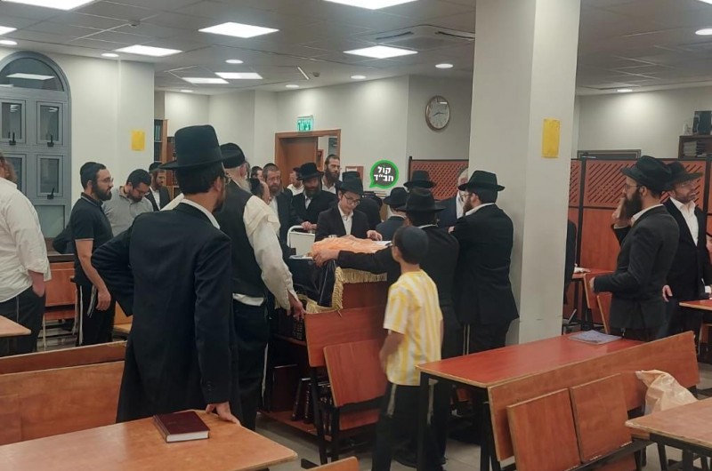 התמים יוסי שיינר בסיום מסכת מגילה בבית כנסת חב