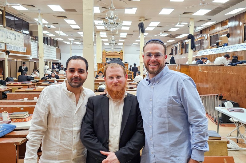כוכב הרשת והזמר שוקי סלמון ומנהלו האישי איש תקשורת איציק אוחנה, בסיור במרכז חב