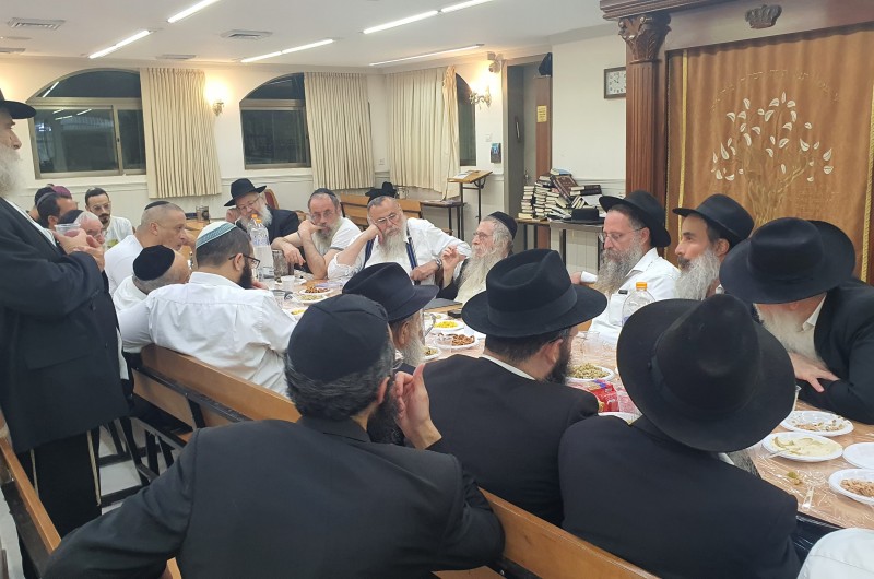 המשפיע הרב מענדל וועכטר מקרית מלאכי התוועד בבית הכנסת המרכזי 'בית אליהו' בנחלת הר חב