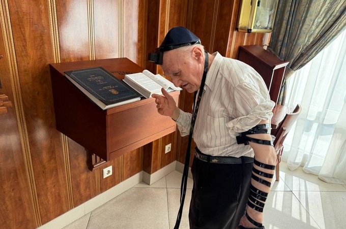יהודי מבוגר ומתמטיקאי מומחה, הגיע אל בית הכנסת 'תפילה למשה' במרכז החסד היהודי שערי צדק במוסקבה, שם הניח לראשונה תפילין בהתרגשות רבה