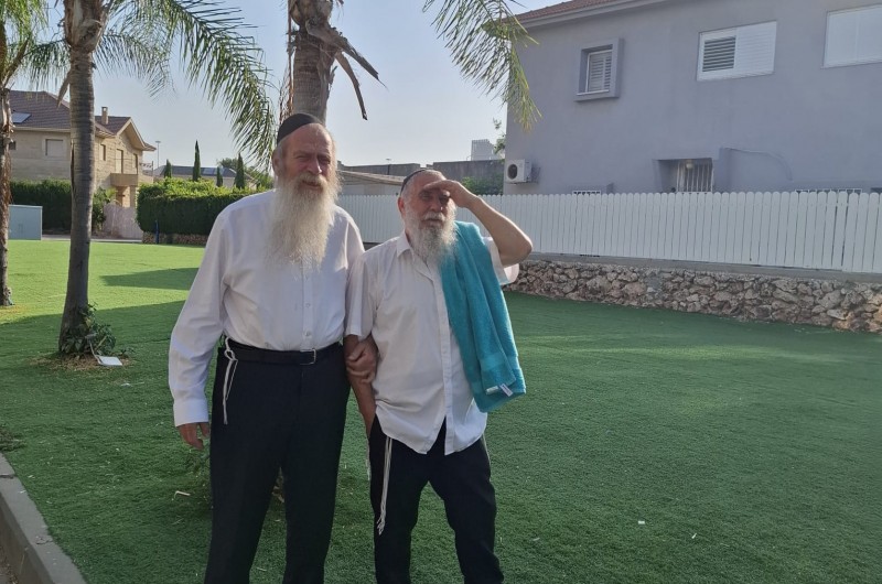 חוזר לאיתנו: ידיד של ר' לוי וילימובסקי מקבל את פניו הבוקר בכפר חב