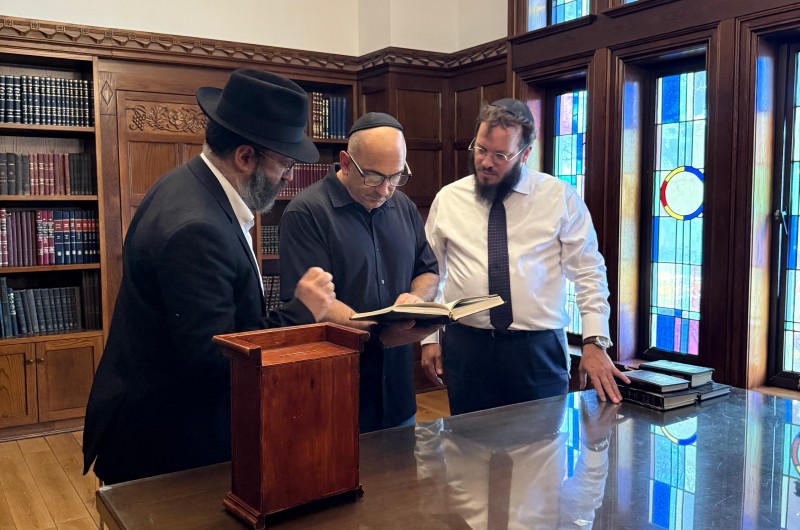 דוד שרן ראש לשכת ראש הממשלה לשעבר וכיום יועץ פוליטי, הגיע לבית אגודת חסידי חב