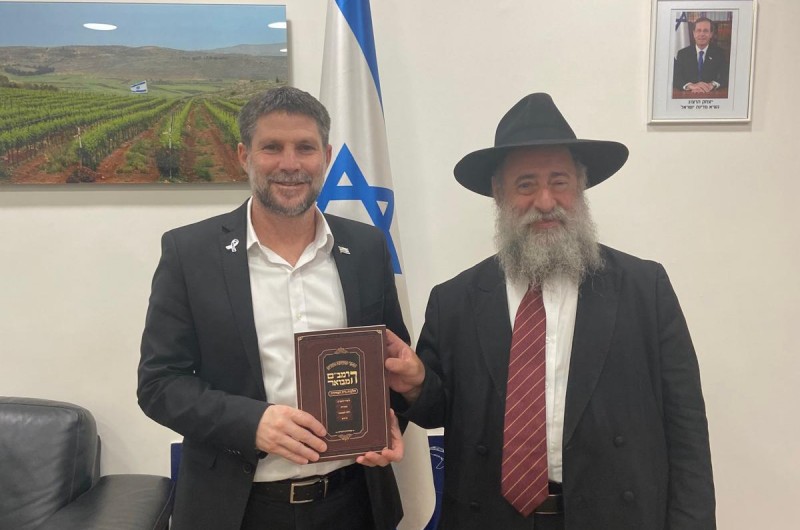 שרים ואישי ציבור קיבלו ספר מתורת הרבי בתשעת הימים