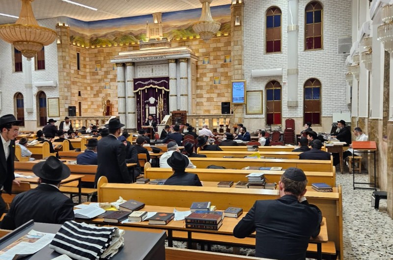 בבית הכנסת בית מנחם ממשיכים עם סיומי המסכתות כהוראת הרבי בשנת תנש''א להמשיך עם הסיומים עד חמשה עשר באב. הערב ערך סיום הרב איצ'ה מיידנציק, בארגון הרב משה הורוביץ ובעזרתו של הרב דניאל הורנשטיין