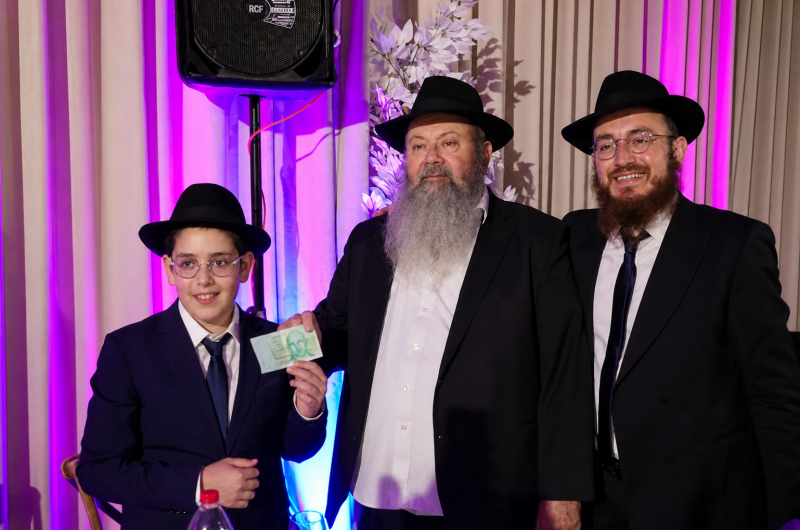 השטר, שנשמר עשרות שנים, הוענק לבר המצווה שממשיך את השליחות