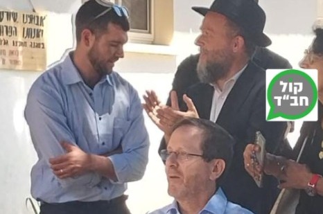  נשיא המדינה מר יצחק הרצוג הגיע למטולה לקבוע מזוזה במועדון לגיל הזהב ששופץ אחרי שניזוק במלחמה. הרב משה ששונקין, שליח הרבי במטולה ליווה את הנשיא בקביעת המזוזה