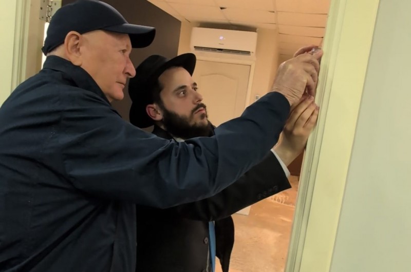 לטביה: קביעת מזוזות בהיכל הבית חב