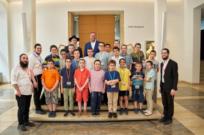 ראש העיר אולם שבגרמניה מרטין אנזבאכר נפגש עם שליח הרבי הרב שניאור טרבניק וחניכי קעמפ 'צעירי השלוחים' בבית חב