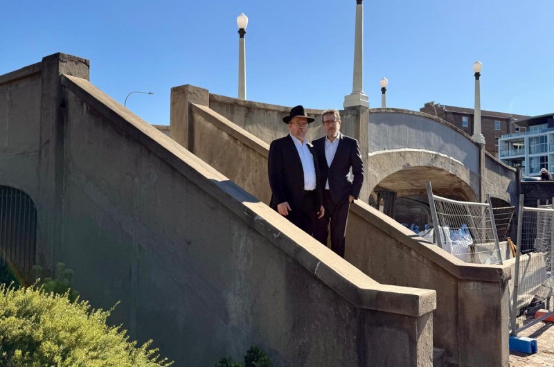 הרב זושא וולף, שהגיע לסידני שבאוסטרליה כאורחו של השליח בן דודו הרב לוי וולף, בביקור בחוץ בונדי, שם אירע פיגוע הטרור בחנוכה השנה. פגשו יהודים שביקשו להביע הזדהות ונחשפו לדוכן התפילין במקום