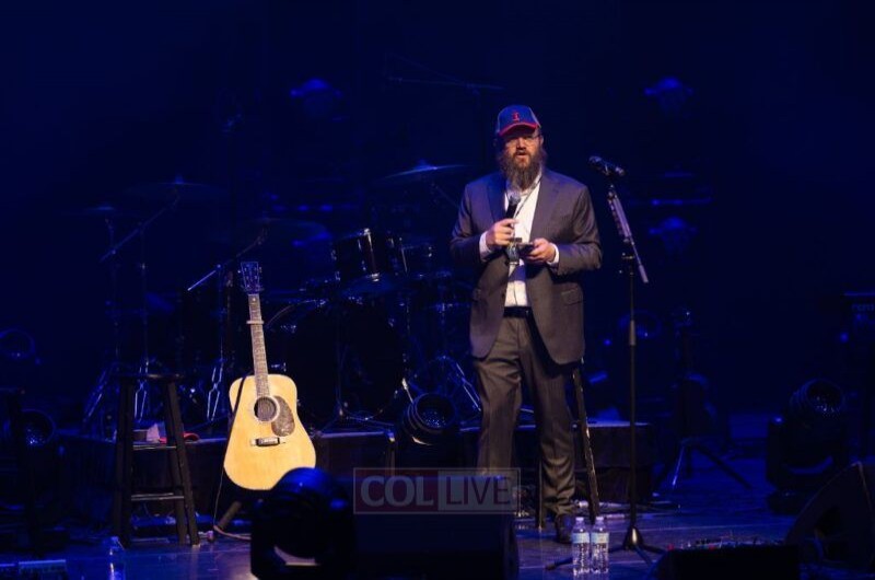הזמר הישראלי ישי ריבו בקונצרט יהודי מרומם באילינוי, בסימן כניסתם של השלוחים הרב דוד וגולדי טייכטל לשנתם ה-24 בשליחות בשמפיין שבאילינוי. במקום השתתפו סטודנטים יהודיים מהעבר ומההווה