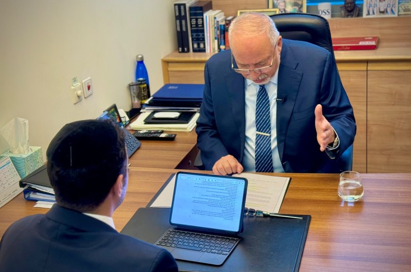 סט הספרים 'תניא השלם' מונח תדיר בלשכתו של יו