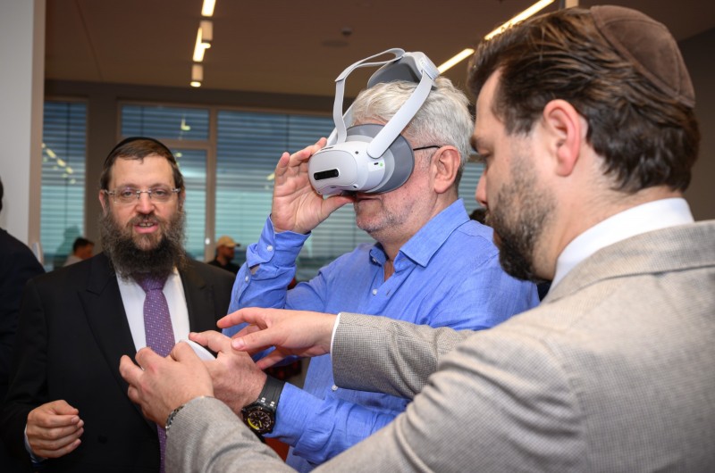 באמצעות משקפי VR: כך הציג השליח את בית הכנסת המפואר