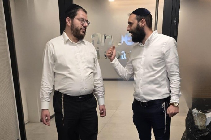 עורך עיתון 'משפחה' אריה ארליך ואיש הפרסום מנדי נאבול נצפו בסיום ישיבה לקראת מהלכים בזירה החבד