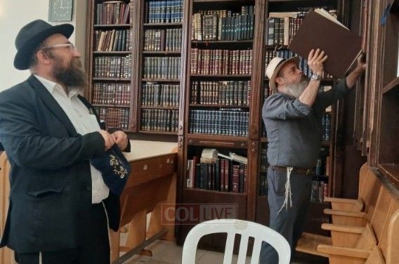 מעיין בספרי אביו: הרב מני אבן-ישראל בנו של הרב עדין אבן-ישראל (שטיינזלץ), מבקר בבית הכנסת ההיסטורי ברחוב דה רוזייר 17 בפריז שבצרפת, שם התפלל הרבי בשנות מגוריו בעיר