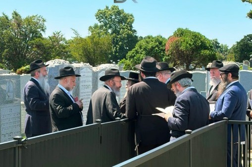 חסידים ושלוחים קוראים פרק תהלים ומשניות בקברו של החוזר ר' יואל כהן ע
