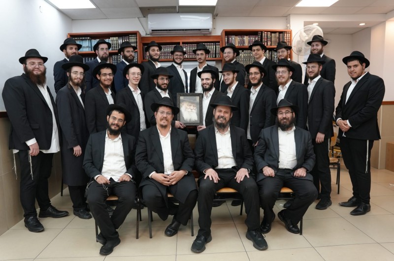 התלמידים השלוחים, תלמידי ישיבת תומכי תמימים בטבריה עיר הקודש, בתצלום משותף עם אנשי הצוות רגע לפני סיום שנת הלימודים והנסיעה לשנת הקבוצה