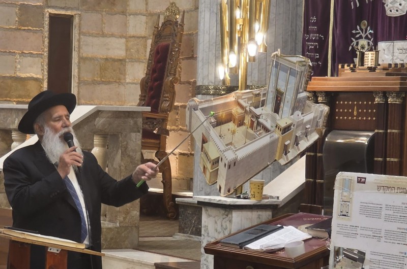על בית המקדש: השליח הרב מיכאל מויאל מסר שיעור מרתק במסכת מידות וערך סיום מסכת, במסגרת סיומי מסכתות הנערכות מידי ערב ב'בית מנחם' בכפר חב