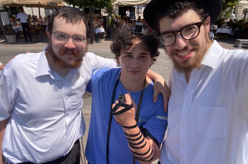 הבחורים שהגיעו לעיר קומו במסגרת 'מרכז שליחות', ופעלו בעיר לצד השליח הרב יוסי לביא, פגשו במסגרת סיורם בעיר בחור יהודי שהתברר כקרקפתא. הדרך הייתה מהירה לחגיגת בר מצווה מרגשת