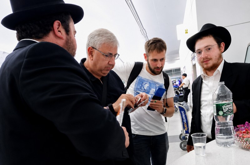 העיתונאי יעקב ברדוגו נצפה בדוכן ׳אות בספר תורה׳ בנמל התעופה JFK