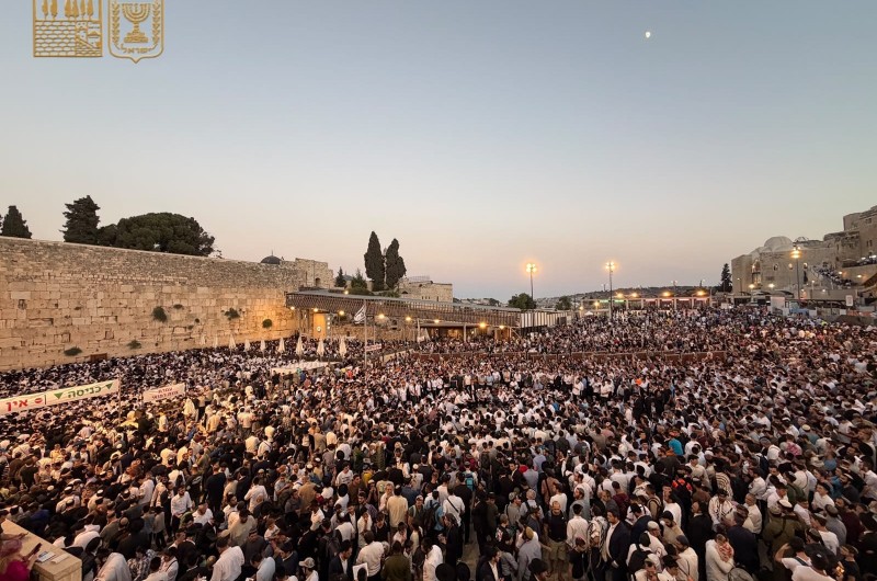 בצום: יותר מ-100,000 מתפללים פקדו את שריד בית המקדש